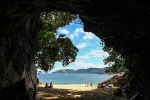 een uitzicht op een strand met mensen op het zand bij Pousada Chales Recanto Sonhos in Ubatuba