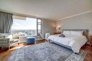 Легло или легла в стая в Downtown Reno Penthouse with Panoramic Views