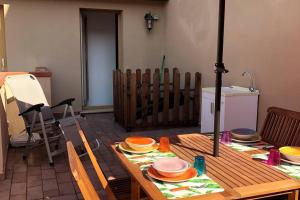 - une table avec des assiettes dans le salon dans l'établissement Loft con ampia terrazza a 500 MT da Piazza Bovio., à Piombino