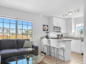 een keuken en een woonkamer met een bank en een tafel bij Discount For 30 Days Plus Stay In Culver City in Los Angeles
