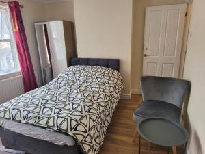 Giường trong phòng chung tại Lovely 1-Bed Studio in Reading