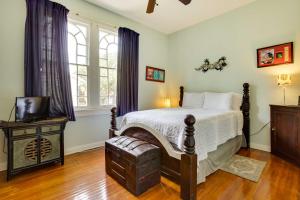 1 dormitorio con 1 cama, TV y ventanas en Great New Orleans Condo - 4 Miles from Downtown! en Nueva Orleans