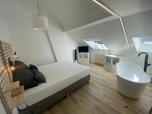 1 dormitorio con cama, bañera y lavamanos en Namur BnB, en Namur