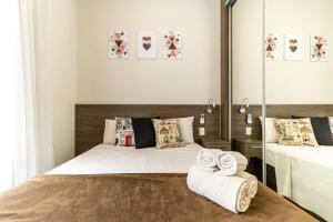 圣保罗Kaza Noah Residence Jacques Pilon的一间卧室配有两张床和镜子