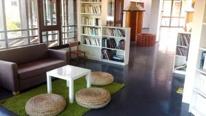 a living room with a couch and a table at Le Village Vacances de Mimizan Plage in Mimizan-Plage