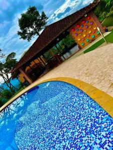 uma piscina azul em frente a um edifício em finca quimeras valparaíso em Valparaíso