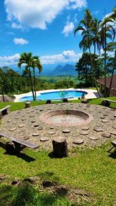 um círculo de pedra na relva ao lado de uma piscina em finca quimeras valparaíso em Valparaíso