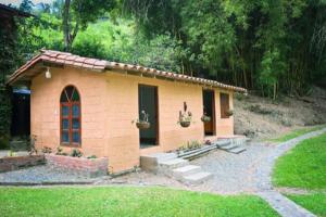 uma pequena casa num quintal com jardim em finca quimeras valparaíso em Valparaíso