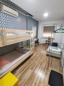 Pokój wieloosobowy z łóżkami piętrowymi i biurkiem w obiekcie Bar-celona w Wilnie