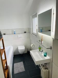 Bathroom sa Villa Mannstaedt - Troisdorf - Komplette Unterkunft