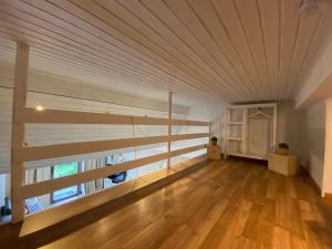 a large room with a wooden ceiling and wooden floors at Andinas FeWo - Seeblick und Terrasse in Olpe