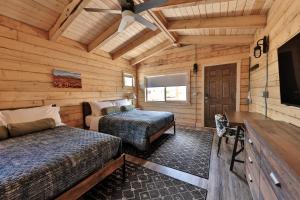 sypialnia z 2 łóżkami i telewizorem z płaskim ekranem w obiekcie Pet Friendly Cabins in Hanksville Utah w mieście Hanksville