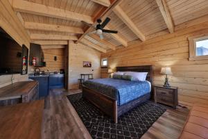 ein Schlafzimmer mit einem Bett und eine Küche in einer Hütte in der Unterkunft Muddy Creek Mining Company in Hanksville