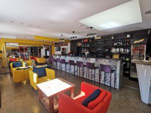 um restaurante com cadeiras coloridas e um bar em Bar-celona em Vilnius