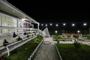 ein Haus mit einer Terrasse in der Nacht mit Lichtern in der Unterkunft Entire Villa Niku with Beautiful Garden in Vlorë
