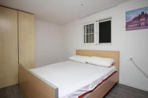 ein Schlafzimmer mit einem großen Bett in einem Zimmer in der Unterkunft Entire Villa Niku with Beautiful Garden in Vlorë