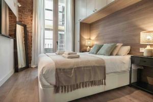 1 dormitorio con cama grande y ventana grande en Eclectic & elegant apartment by REMS, en Málaga
