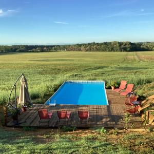 una piscina en una terraza en un campo en Le Presbytere, en Castex