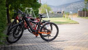 duas bicicletas estacionadas uma ao lado da outra numa calçada em Spilaio at Meteora em Kalabaka