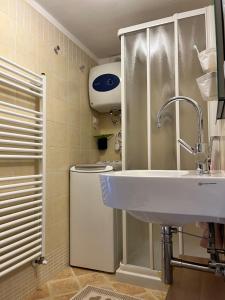 Ванная комната в Mini Appartamento Malga Laghetto