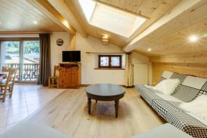 ein Wohnzimmer mit einem Sofa und einem Tisch in der Unterkunft La turra in Lanslebourg-Mont-Cenis