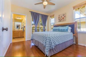 En eller flere senge i et værelse på Amazing private home with AC, Pool, Garage, Hot Tub and Toys N27C