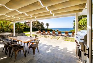 מסעדה או מקום אחר לאכול בו ב-Malibu Paradise with Pool, Hot Tub, and Ocean Views