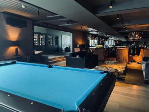 a pool table in the middle of a living room at Highland Lodge Fjellandsby - 3105 in Geilo