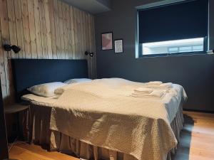 ein Schlafzimmer mit einem Bett mit Handtüchern darauf in der Unterkunft Highland Lodge Fjellandsby - 3105 in Geilo