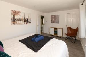 - une chambre avec un lit blanc et une chaise dans l'établissement Spacious 3 Bed House in Near A1, A19, Contractors, Free Parking, 