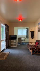 ein Wohnzimmer mit einem Sofa und einem Tisch in der Unterkunft Tia Maria Retreat in Rarotonga