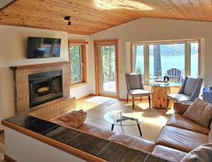 a living room with a couch and a fireplace at Snug Harbour Inn in Ucluelet