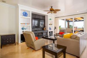 un soggiorno con un divano e una TV di Casa Vista al Mar a San José del Cabo