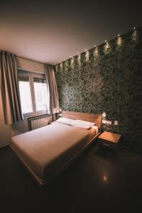 um quarto com uma cama grande e uma janela em Affittacamere Il Portico em La Spezia