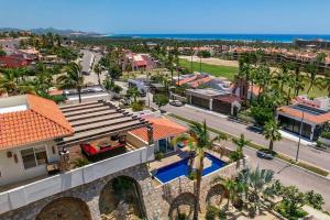 una vista aerea di una città con un resort di Casa Vista al Mar a San José del Cabo