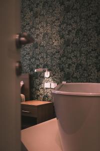 ラ・スペツィアにあるAffittacamere Il Porticoの緑の壁のバスルーム(ピンクのトイレ付)