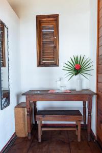 un baño con una mesa de madera con una flor. en Posada Mexico, en Zipolite