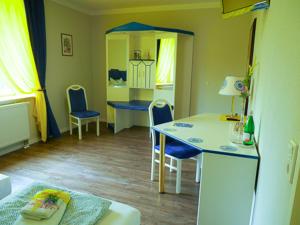 ein Zimmer mit einem Tisch und Stühlen in einem Zimmer in der Unterkunft Hotel & Ristorante Positano in Radeburg