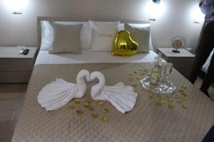 a bedroom with a bed with two swans made out of towels at Loft Pozzillo in Monreale