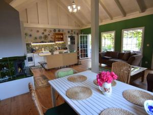 cocina y sala de estar con mesa y sillas en Cottage by the lake in Nadole, en Nadole