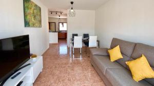 un soggiorno con divano e una sala da pranzo di Bahia Sol Dream -Caleta de Fuste- a Caleta De Fuste