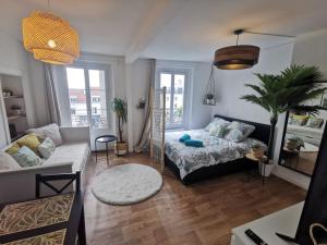 a living room with a couch and a table at Charmant studio à Montmorency in Montmorency