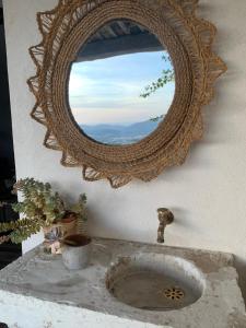 umywalkę w łazience z lustrem na ścianie w obiekcie L'OUSTAOU BELLO VISTO w mieście Le Castellet