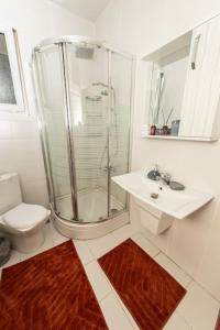 La salle de bains est pourvue d'une douche, de toilettes et d'un lavabo. dans l'établissement Kadıköy'de 4+1 12 kişilik daire, à Istanbul