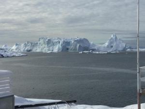 Blick auf einen Eisberg im Wasser in der Unterkunft B&B Ire in Ilulissat