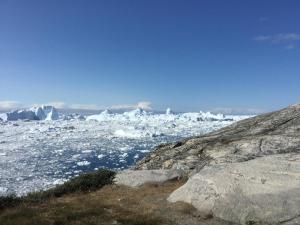 un grupo de icebergs en un cuerpo de agua en B&B Ire, en Ilulissat