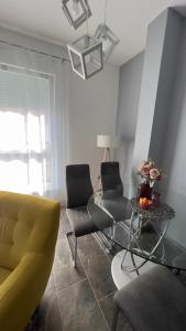 Nova PazovaにあるStella LUX Apartmentのリビングルーム(ソファ、椅子、テーブル付)