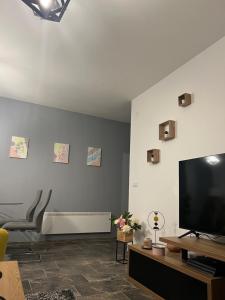 Nova PazovaにあるStella LUX Apartmentのリビングルーム(壁掛け式薄型テレビ付)