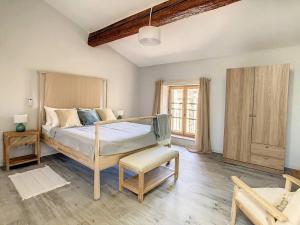 1 dormitorio con 1 cama y 1 silla en Hidden Oasis - Maison de caractère avec piscine, en Azille