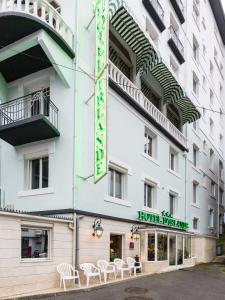 un bâtiment avec un panneau indiquant un hôtel dans l'établissement Hôtel Irlande, à Lourdes